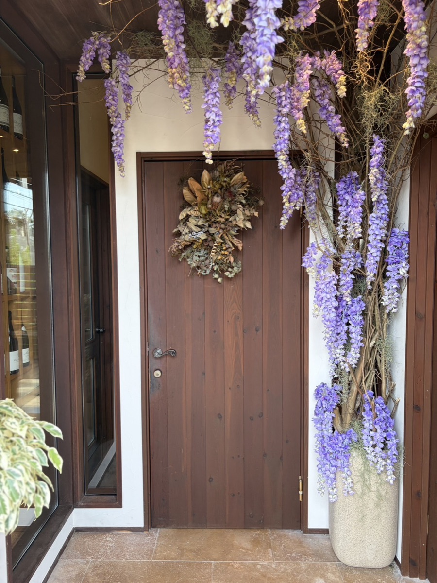 藤の花が彩るHANALIAの店舗入口