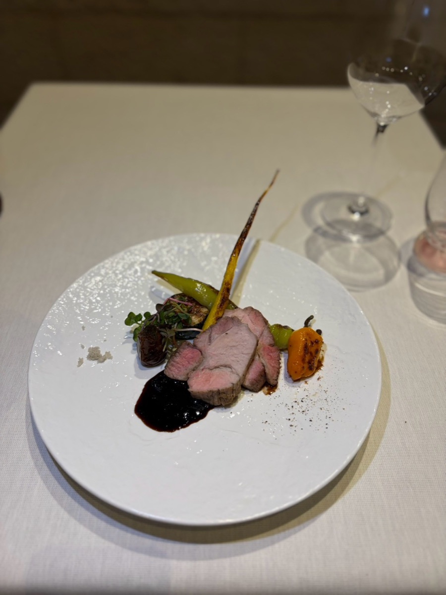 炭火で仕上げた肉料理のメインディッシュ