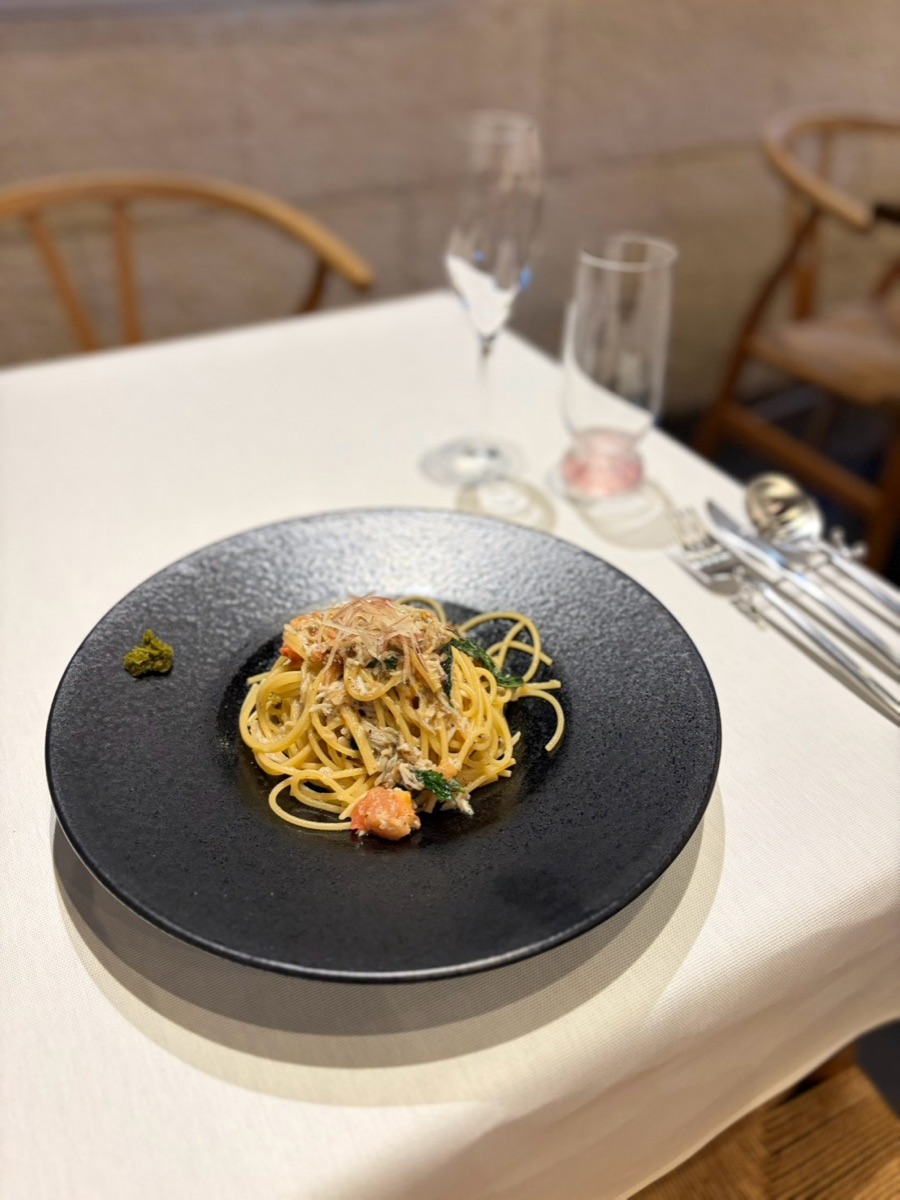 黒い皿に盛り付けたHANALIAのパスタ料理